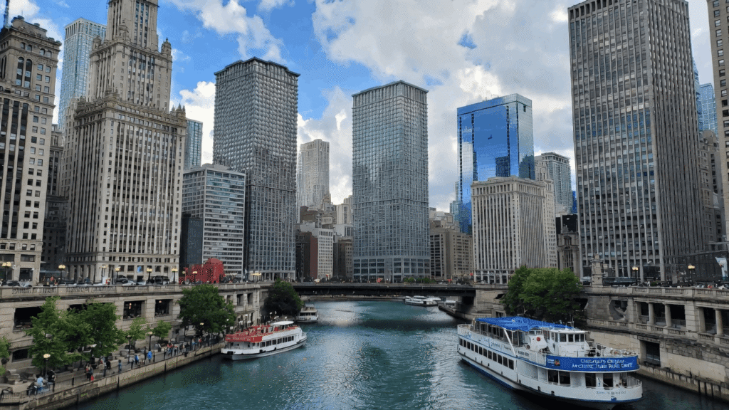 Chicago Riverwalk & Architecture Boat Tours 
